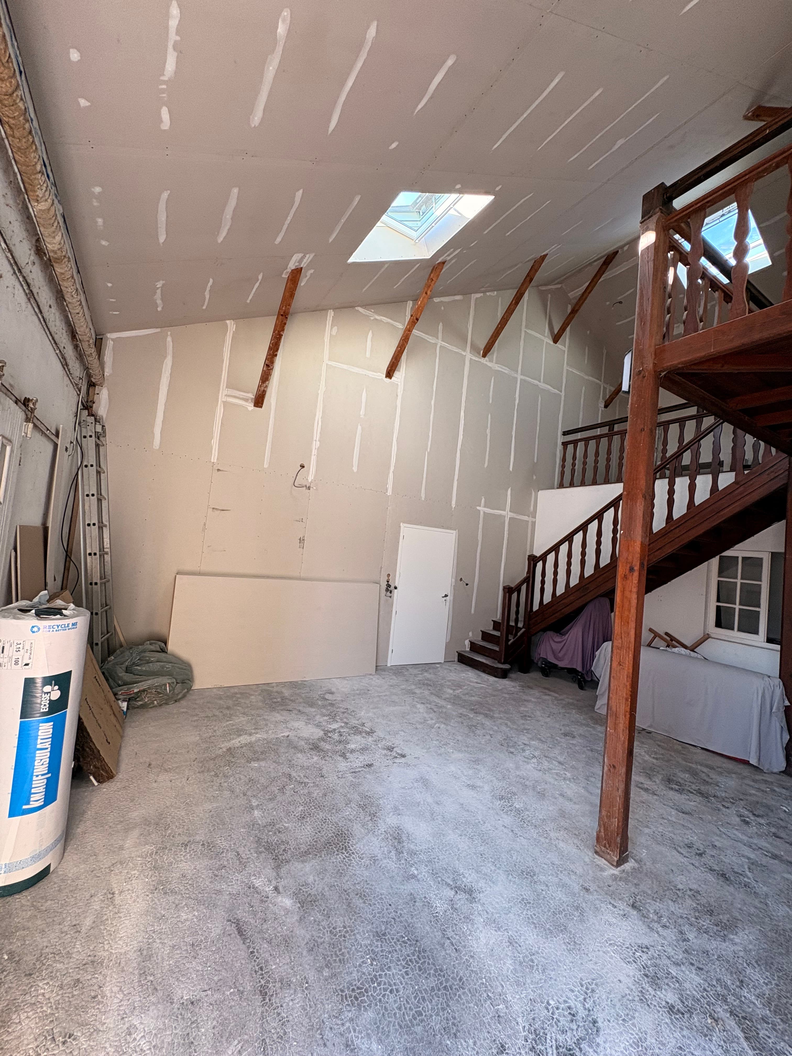 Vue du chantier complet avec toit, murs doublés et vélux